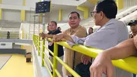 Ketua PWI Pusat bersama Ketua PWI Kalsel dan rombongan meninjau GOR di Banjarbaru untuk pembukaan Porwanas XIV. (Liputan6.com/Aslam Mahfuz)