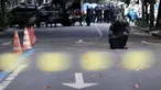 Petugas Penjinak Bahan Peledak dari Kepolisian Brasil mempersiapkan peralatan sebelum menghampiri tas mencurigakan di Rio de Janeiro, Senin (18/7). Pemerintah Brasil memperketat keamanan jelang Olimpiade Rio de Janiero 2016. (REUTERS/Ueslei Marcelino)