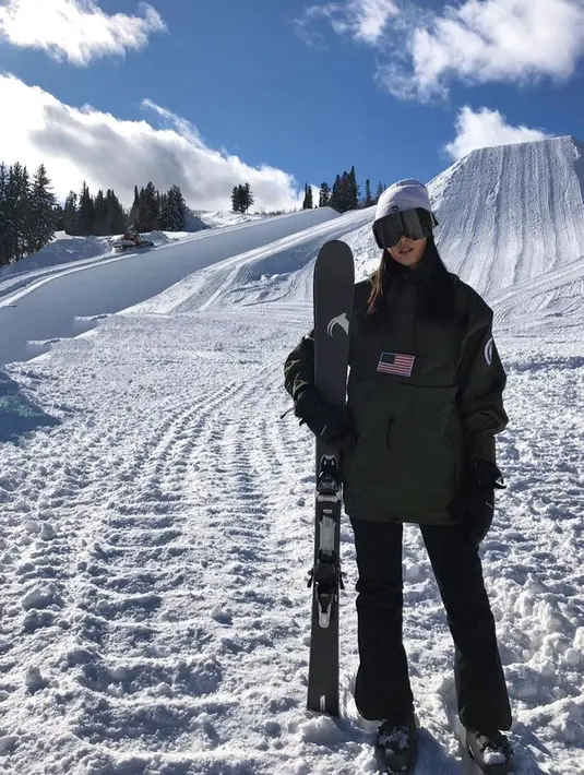 Ia bisa memakai pakaian pas badan atau 'kebesaran' saat main ski tapi tetap stylish. [@poydtreechada]