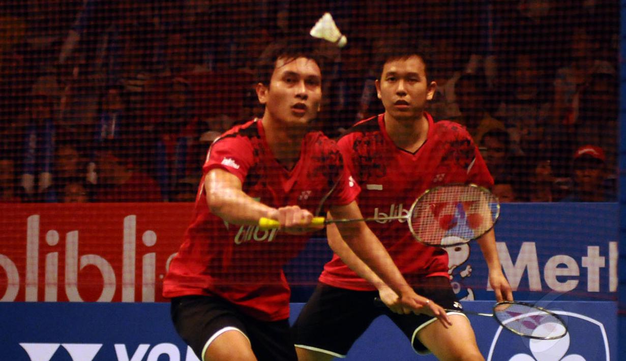 Pasangan Ganda Putra Indonesia, Mohammad Ahsan/Hendra Setiawan, harus mengakui keunggulan pebulutangkis Korea Selatan, Lee Yong Dae/Yoo Yeon Seong (15-21, 17-21) di final Indonesia Open 2014, (22/6/2014). (Liputan6.com/Helmi Fithriansyah)