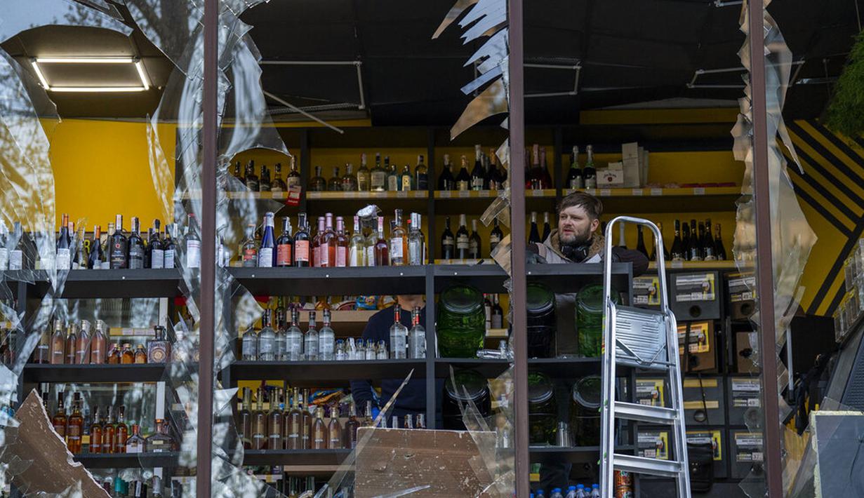 <p>Seorang pemilik toko minuman keras melihat kerusakan tokonya akibat ledakan di Kiev, Ukraina, Jumat (29/4/2022). Rusia menyerang Kiev tak lama setelah pertemuan antara Presiden Ukraina Volodymyr Zelenskyy dan Sekretaris Jenderal PBB António Guterres pada Kamis malam. (AP Photo/Emilio Morenatti)</p>