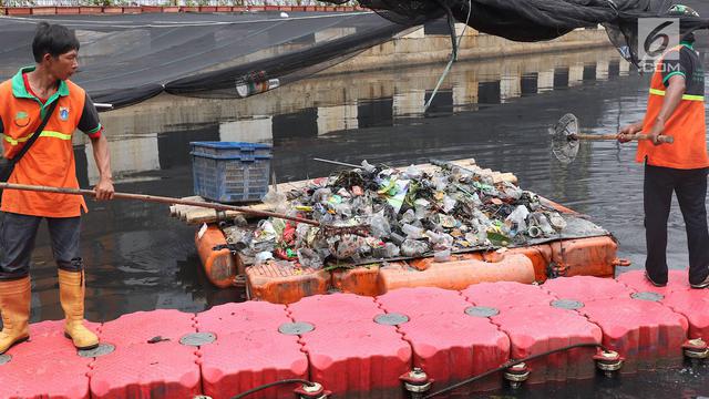 Kali Item Kembali Dipenuhi Sampah