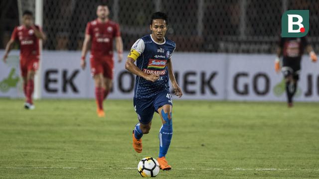 Gelandang Arema FC, Dendi Santoso, menggiring bola saat melawan Persija Jakarta pada laga Liga 1 di SUGBK, Jakarta, Sabtu (31/3/2018). Persija menang 3-1 atas Arema FC. (Bola.com/Vitalis Yogi Trisna)