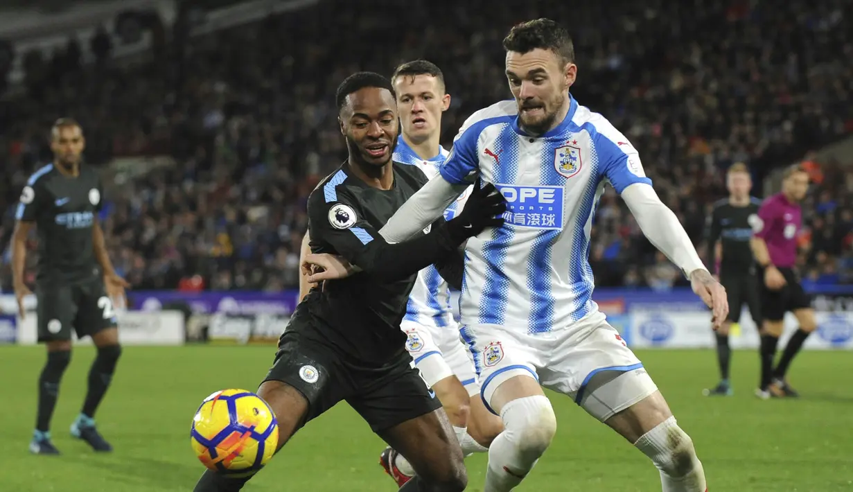 Gelandang Manchester City, Raheem Sterling, berebut bola dengan bek Huddersfield, Scott Malone, pada laga Premier League di Stadion John Smith, Huddersfield, Minggu (26/11/2017). Huddersfield kalah 1-2 dari City. (AP/Rui Viera)