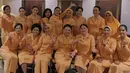 Bersama ibu menteri lainnya, Annisa Pohan pun kompak mengenakan pakaian seragam Dharma Wanita. Seragam tersebut pun memiliki warna orange. [@tami_titis]