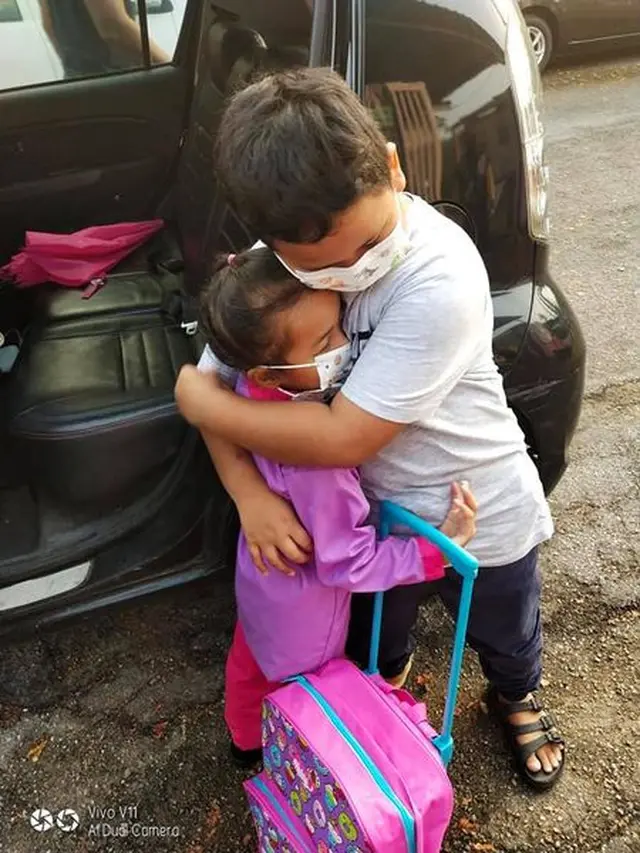 Tak Bisa Jauh, Bocah Ini Menangis saat Ditinggal Sang Adik ke Sekolah