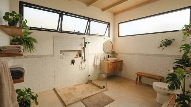 Model kamar mandi dengan jendela tinggi agar tetap mendapat cahaya desain jendela tinggi di dua sudut kamar mandi