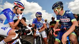 Para pebalap berdiskusi sebelum memulai stage keempat balapan Tour de France di Mondorf-les-Bains, Prancis, Selasa (4/7/2017). Stage keempat menempuh kota Mondorf-les-Bains hingga Vittel yang berjarak 207,5 kilometer. (AFP/Philippe Lopez)