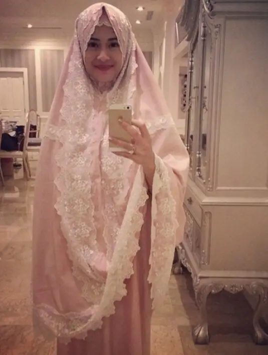 Pemeran Cinta di AADC memang memilikin bisnis jualan mukena. Ia sering unggah momen pakai mukena jualannya. Dian Sastrowardoyo terlihat semakin memesona dengan penampilannya yang semakin adem dengan mukena. (Liputan6.com/IG/therealdisastr)