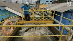 Petugas memeriksa proses penyaringan air milik PT Palyja di Instalasi Pengolahan Air (IPA), Jakarta, Rabu (29/8). Memasuki musim kemarau yang mengakibatkan adanya penurunan debit air di salah satu sumber air baku. (Liputan6.com/Herman Zakharia)