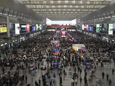 Para penumpang bersiap menaiki kereta di Stasiun Kereta Api Shanghai Hongqiao, Shanghai, Tiongkok, Kamis 30 April 2026, menjelang libur Hari Buruh yang dimulai pada 1 Mei. Peringatan Hari Buruh Internasional atau May Day jatuh pada tanggal 1 Mei setiap tahunnya. (JADE GAO/AFP)