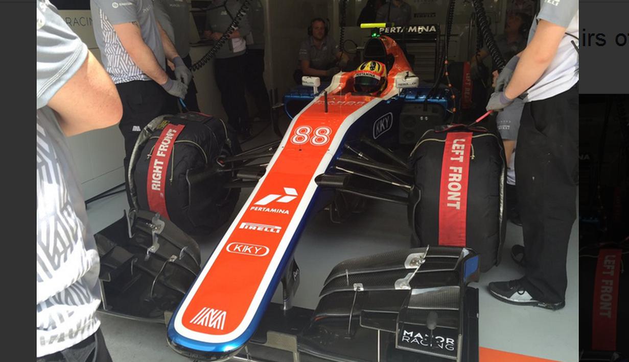 Rio Haryanto sudah bersiap di atas MRT05 untuk mengikuti latihan bebas pertama F1 GP China di Sirkuit Internasional Shanghai, China, Jumat (15/4/2016). (Bola.com/Twitter/Manorracing)