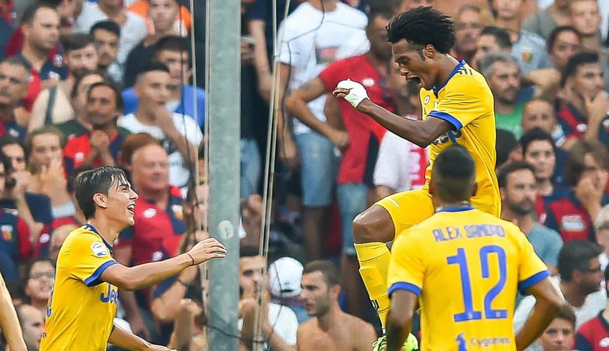 Pemain Juventus, Juan Cuadrado (atas) menyumbangkan satu gol untuk kemenangan timnya atas Genoa pada lanjutan Serie A di Luigi Ferraris Stadium, Genoa (26/8/2017).  Juventus menang 4-2. (Simone Arveda/ANSA via AP)