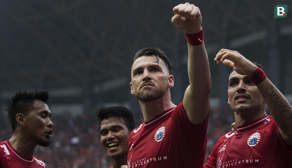 Striker Persija Jakarta, Marko Simic, merayakan gol yang dicetaknya ke gawang Barito Putera pada laga Liga 1 di Stadion Patriot, Jawa Barat, Selasa (30/10). Persija menang 3-0 atas Barito. (Bola.com/Vitalis Yogi Trisna)