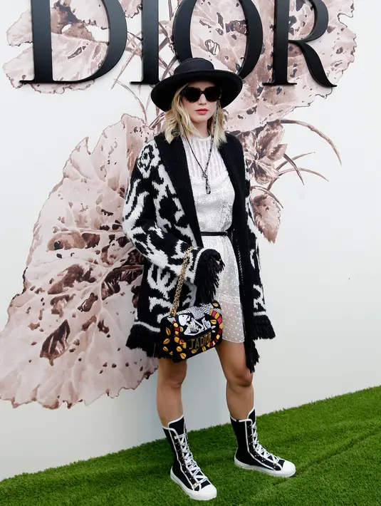 Aktris Jennifer Lawrence saat menghadiri peluncuran koleksi terbaru Dior bertajuk Haute Couture Fall/Winter 2017/2018 di Paris, Prancis, (3/7). (AP Photo/Thibault Camus)