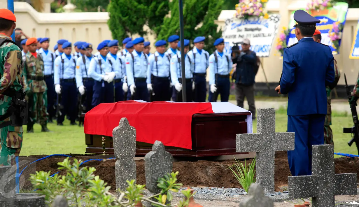 Sejumlah prajurit TNI AU mengikutu upacara pemakaman jenazah Pilot Mayor Pnb Ifi Safatilah di Taman Makam pahlawan Kusuma Negara, Yogyakarta, (11/2). Pesawat Super Tucano merupakan pesawat latih milik TNI AU. (Boy Harjanto)