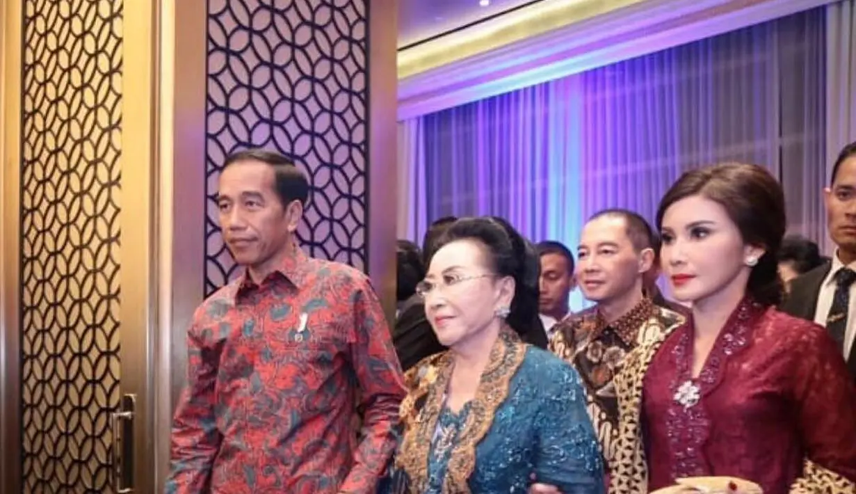 Mooryati Soedibyo berdampingan dengan Presiden Jokowi dalam balutan kebaya dan kain batik. Penampilan elegan beliau memadukan kebaya biru yang cantik dengan bordir di ujung-ujungnya, dipadu kain batik sebagai rok yang serasi. [Foto: Instagram/mooryatisoedibyo]