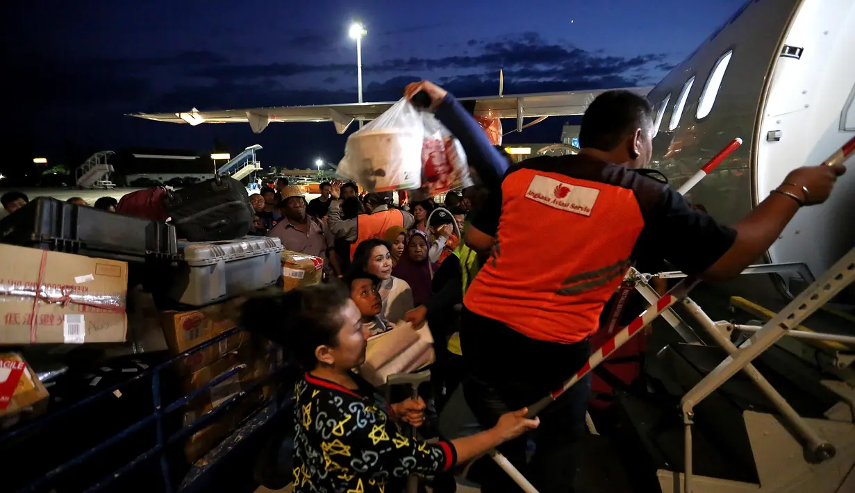 Ratusan calon penumpang berebut masuk ke pesawat Wings Air tujuan Makasar di Bandara Mutiara Palu, Selasa (2/10). Dua pesawat komersil Wings Air dan Garuda mulai beroperasi pada Senin (1/10). (Liputan6.com/Fery Pradolo)