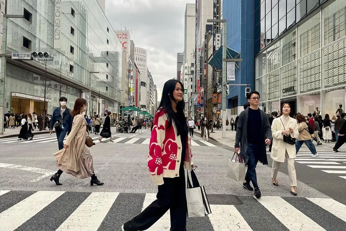 6 Potret Gaya Donna Harun Liburan di Jepang, Nenek 4 Cucu yang Selalu Tampil Awet Muda dan Stylish