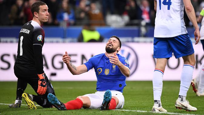 Penyerang Prancis, Olivier Giroud gagal tuntaskan peluang pada laga kedua Kualifikasi Piala Eropa 2020 Grup H yang berlangsung di Stadion Stade de France, Paris, Selasa (26/3). Perancis menang 4-0 atas Islandia. (AFP/Franck Fife)