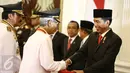 Presiden Joko Widodo (kanan) berjabat tangan dengan pasangan Gubernur di Istana Merdeka, Jakarta, (12/2). Sebanyak 7 gubernur dan wakil gubernur hasil Pilkada serentak 9 Desember 2015 lalu akan dilantik oleh Presiden Jokowi. (Liputan6.com/Faizal Fanani)