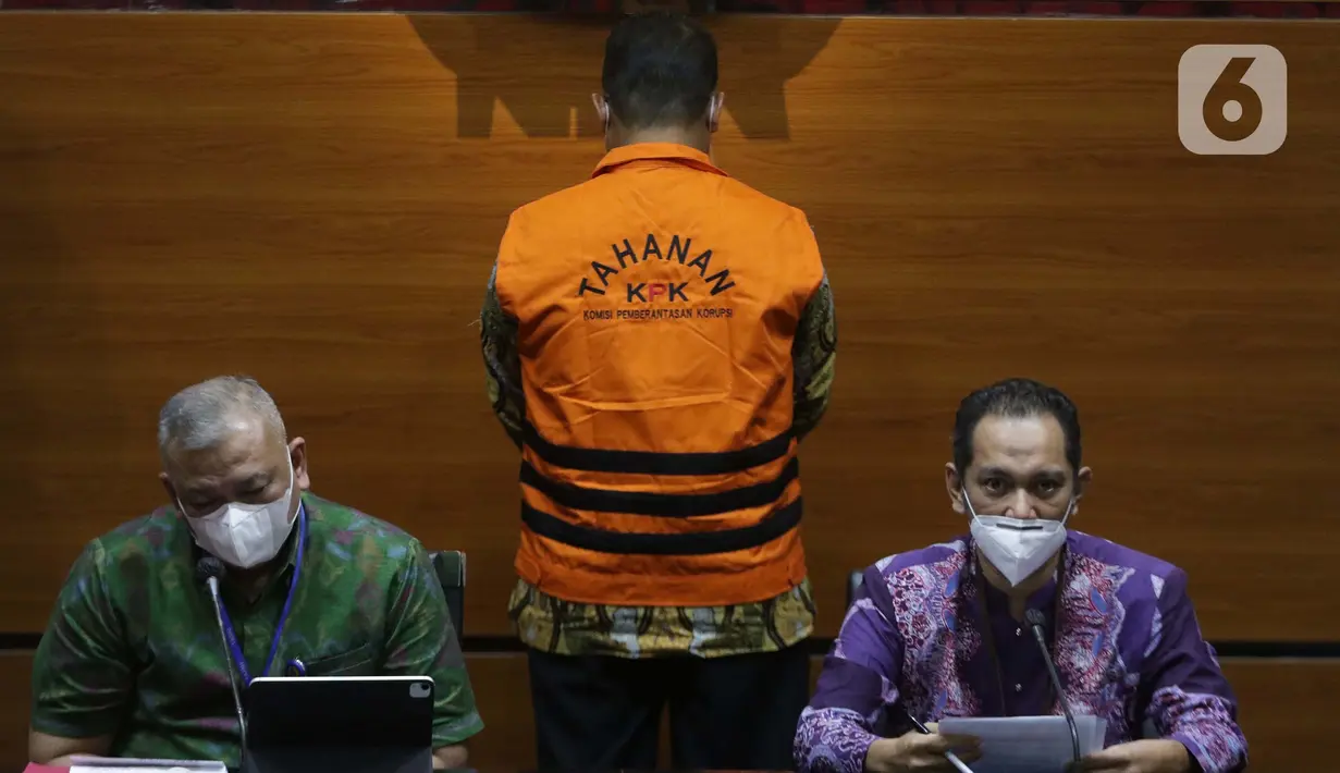 Wakil Ketua KPK, Nurul Ghufron (kanan) saat rilis penahanan KaSubdirektorat Kerjasama dan Dukungan Pemeriksaan Dirjen Pajak, Dadan Ramdani, Gedung KPK, Jakarta, Jumat (13/8/2021). Dadan tersangka dugaan penerimaan hadiah terkait pemeriksaan perpajakan tahun 2016-2017. (Liputan6.com/Helmi Fithriansya