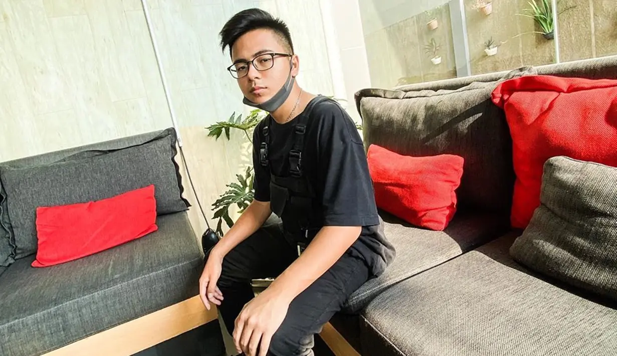 Kini sudah berusia 18 tahun, Brandon memiliki gaya fashion yang kekinian. Salah satunya busana yang ia kerap pakai adalah kaos hitam. (Liputan6.com/IG/@brandon_lilhero)