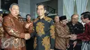 Presiden Joko Widodo (kanan) bersalaman dengan Mantan Presiden ke-6 Susilo Bambang Yudhoyono usai peresmian gedung baru KPK di Jakarta, Selasa (29/12). Penggunaan gedung ini baru bisa digunakan pada Maret mendatang. (Liputan6.com/Faizal Fanani)