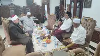 Pengasuh PP Amanatul Ummah KH Asep Saifuddin Chalim bertemu Rektor Universitas Al-Azhar Mesir Dr Salamah Dawood di Pacet, Mojokerto (Dok. Liputan6)