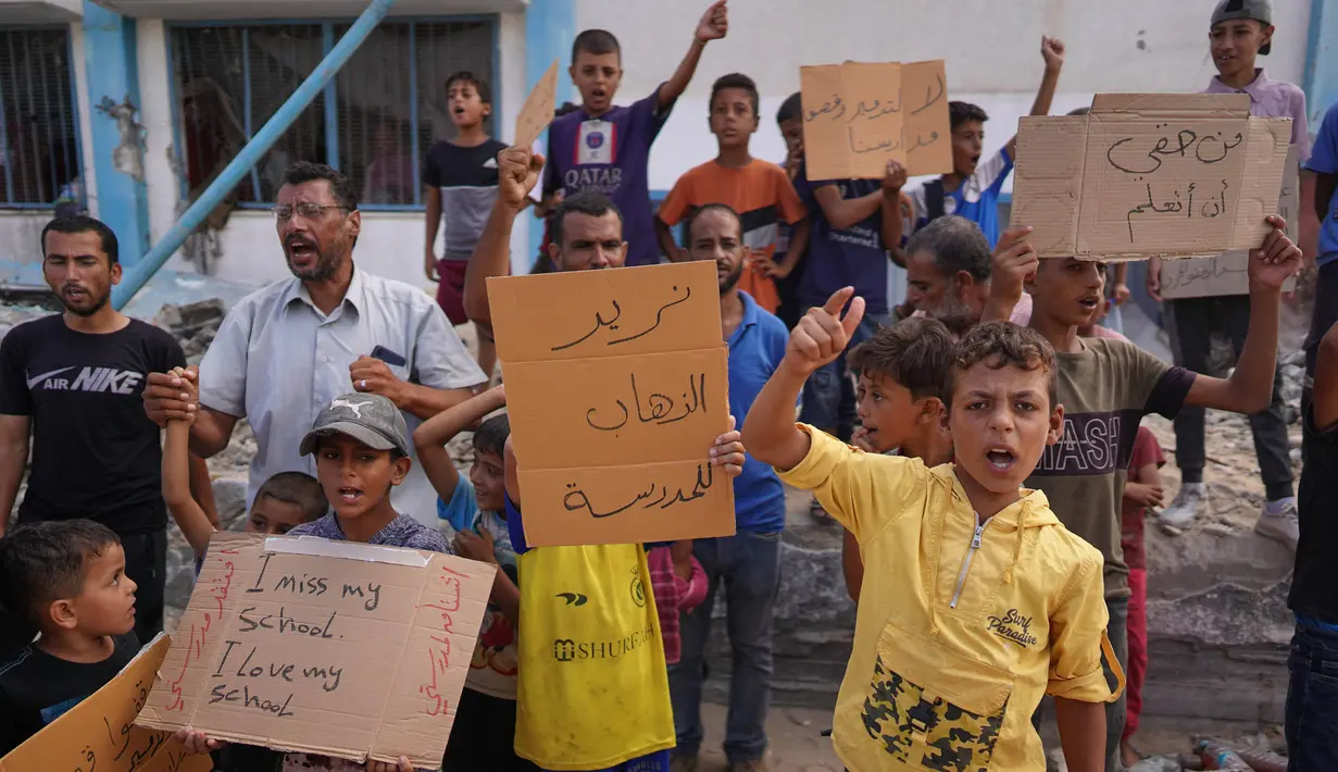 Unjuk rasa ini dilakukan jelang masa tahun ajaran baru di Palestina. (Bashar TALEB/AFP)