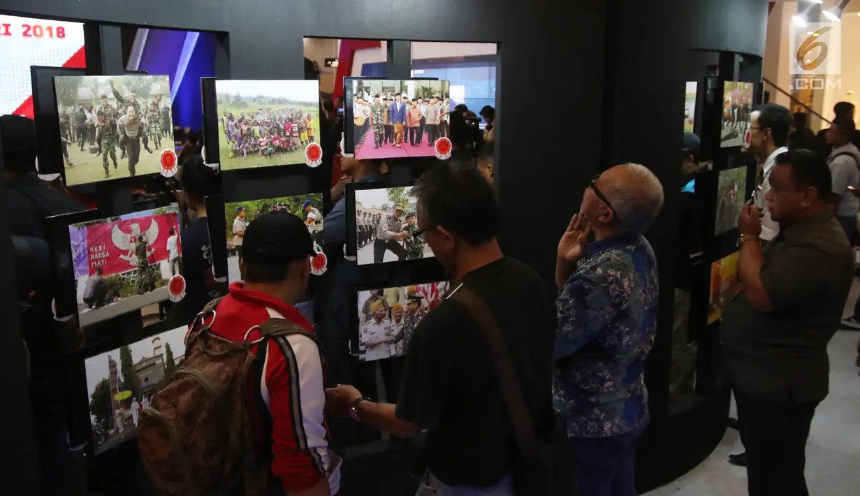 Pengunjung mengamati karya-karya foto pemenang Anugerah Jurnalistik Polri 2018 di Gandaria City, Jakarta, Rabu (18/7). Terdapat 641 peserta yang mengikuti lomba melalui karya jurnalistik, foto dan komik. (Liputan6.com/Arya Manggala)