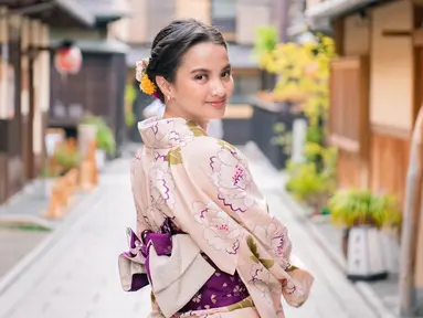 Perempuan yang pernah mewakili provinsi Riau dalam pemilihan Puteri Indonesia 2019 memang penampilannya sangat menawan. Terlebih saat Sabrina Anggraini memakai kimono ketika ia berlibur ke Jepang. Gayanya pakai Kimono membuatnya terlihat anggun. (Liputan6.com/IG/@sabrinaanggraini)