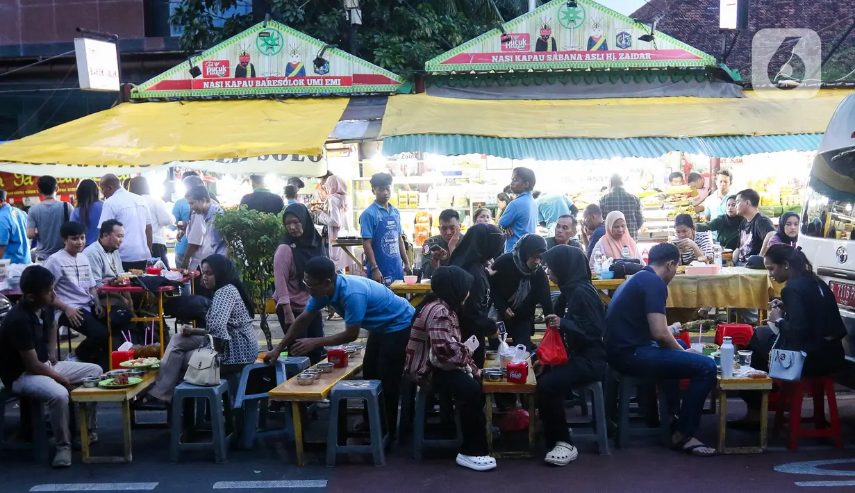Menjelang berbuka puasa, sentra kuliner yang menyajikan Nasi Kapau dan berbagai makanan khas Sumatera Barat ini ramai dikunjungi pembeli. (Liputan6.com/Herman Zakharia)