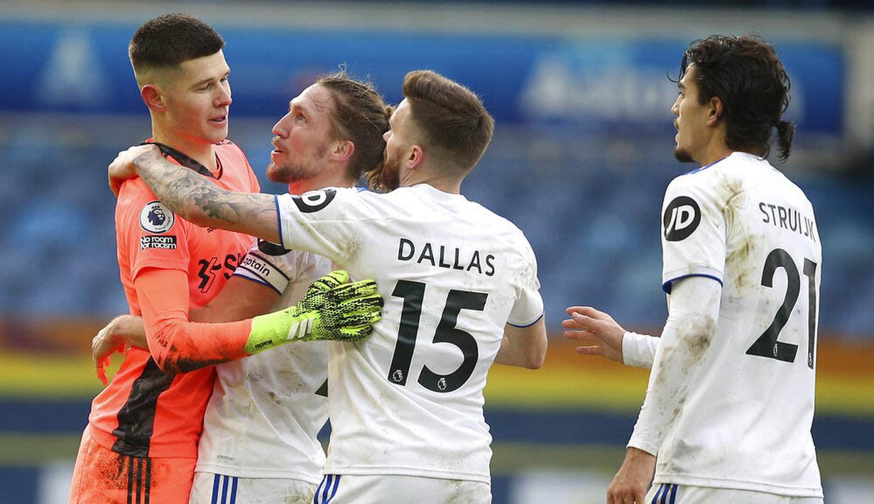 Kiper Leeds United, Illan Meslier, melakukan selebrasi bersama rekannya saat melawan Burnley pada laga Liga Inggris di Stadion Elland Road, Minggu (27/12/2020). Leeds United menang dengan skor 1-0. (Nigel French/Pool via AP)