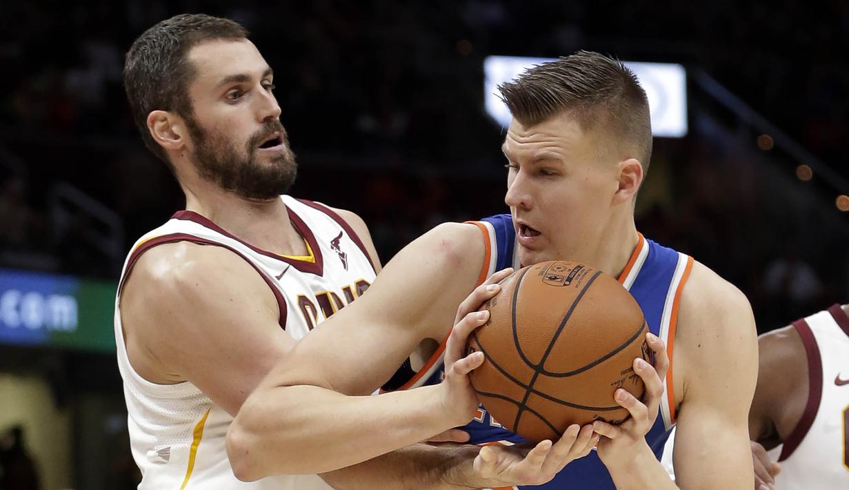 Pebasket New York Knicks, Kristaps Porzingis, menghindari penjagaan pebasket Cleveland Cavaliers, Kevin Love, pada laga NBA di Quicken Loans Arena, Cleveland, Minggu (29/10/2017).  Cleveland Cavaliers kalah 114-95 dari New York Knicks. (AP/Tony Dejak)