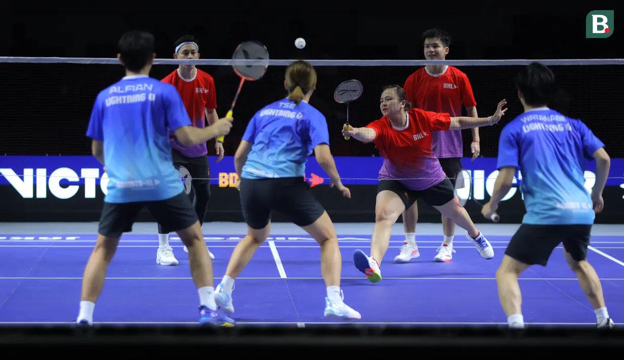 Melati Oktavianti dari tim Rokcets berusaha mengembalikan kok ke arah tim Lightning dalam laga pertama 3v3 Badminton XL 2025 di Istora Senayan, Jakarta, Sabtu (04/10/2025). (Bola.com/Bagaskara Lazuardi)