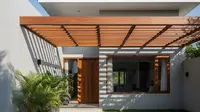 9 Inspirasi Rumah Minimalis dengan Atap Datar Kombinasi Kanopi, Fasad Estetik