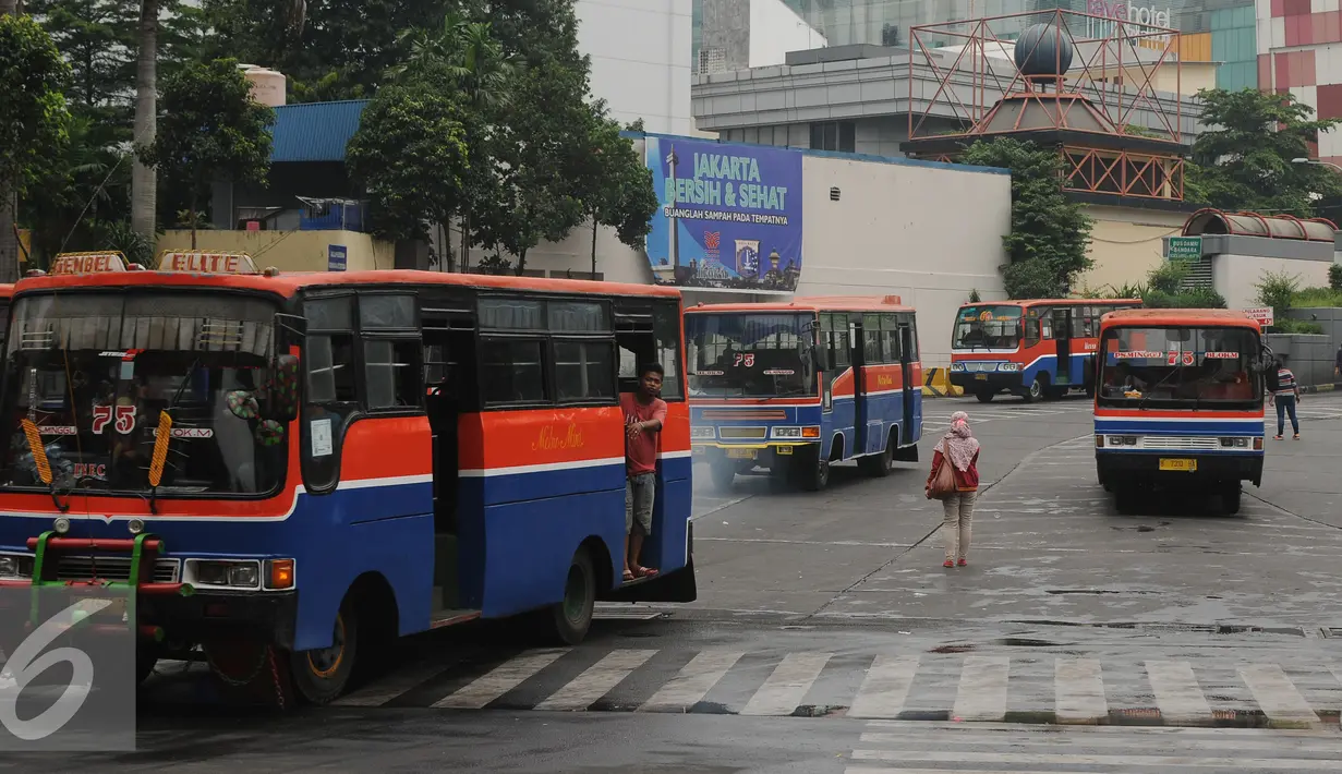 Sejumlah angkutan umum melintas di depan terminal Blok M Jakarta, Kamis (31/3/2016). Pemerintah berencana menurunkan tarif angkutan umum pasca penurunan harga BBM, 1 April mendatang. (Liputan6.com/Helmi Fithriansyah)