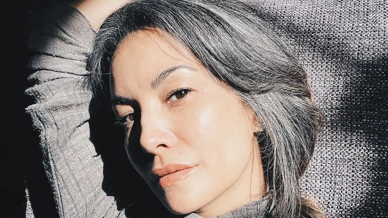 Nadya Hutagalung tampil percaya diri dengan rambut berubannya. (Foto: Instagram/nadyahutagalung)