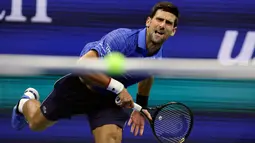 Petenis Serbia, Novak Djokovic melakukan servis ke arah lawannya Juan Ignacio Londero dari Argentina pada babak kedua AS Terbuka 2019 di Arthur Ashe Stadium, Rabu (28/8/2019). Novak Djokovic  lolos setelah menyudahi perlawanan Londero dengan skor 6-4, 7-6 (7-3), dan 6-1. (AP/Charles Krupa)