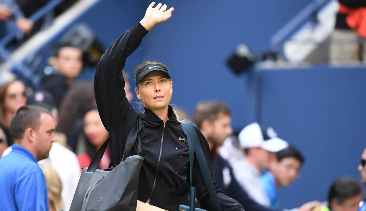Petenis Rusia Maria Sharapova menyapa pengemarnya usai bertanding melawan Anastasija Sevastova dari Latvia di babak keempat grand slam AS Terbuka 2017 di New York (3/9). Sevastova menang 5-7, 6-4, 6-2 atas Sharapova. (AFP Photo/Eduardo Munoz Alvarez)