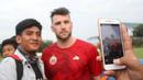 Striker Persija Jakarta, Marko Simic foto bersama penggemarnya usai latihan di Lapangan Sutasoma, Jakarta, Senin (12/3/2018). Persija berlatih jelang laga Piala AFC melawan Song Lam Nghe An. (Bola.com/Asprilla Dwi Adha)