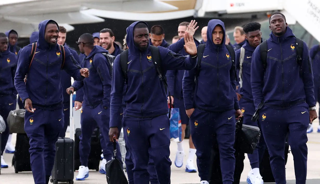 Sejumlah pemain Timnas Prancis tiba di Bandara Paderborn Lippstadt, Jerman pada Rabu (12/06/2024) waktu setempat untuk berlaga di Euro 2024. (AFP/Franck Fife)