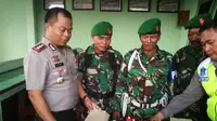 Anggota TNI yang sedang piket jaga terkejut dengan kehadiran pejabat Polres Brebes itu. (Liputan6.com/Fajar Eko Nugroho)