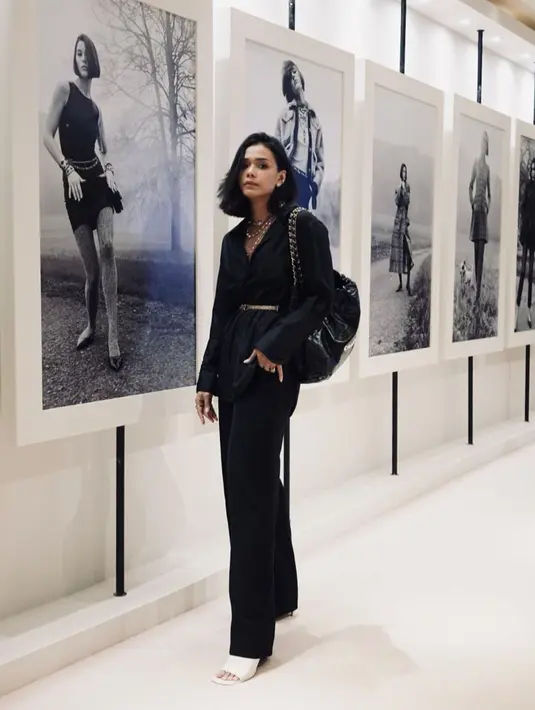 Gaya kasual maupun formal Adinia Wirasti dengan outfit formal ini pun membuatnya terlihat menawan. Bahkan, penampilan pemain Ada Apa dengan Cinta? ini bisa dijadikan sebagai inspirasi. (Liputan6.com/IG/@adiniawrst)