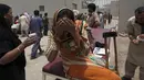 Seorang wanita membasahi wajahnya ketika cuaca panas yang ekstrem di Karachi, Pakistan, (23/6/2015). Gelombang panas yang telah menewaskan lebih dari 400 jiwa di kota selatan Pakistan. (REUTERS/Akhtar Soomro)