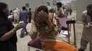Seorang wanita membasahi wajahnya ketika cuaca panas yang ekstrem di Karachi, Pakistan, (23/6/2015). Gelombang panas yang telah menewaskan lebih dari 400 jiwa di kota selatan Pakistan. (REUTERS/Akhtar Soomro)