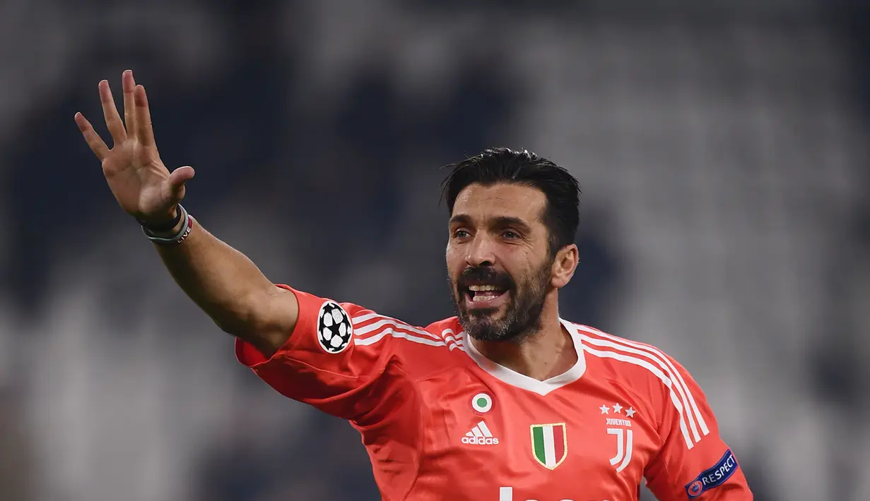 Kiper Juventus, Gianluigi Buffon melambaikan tangan usai akhir laga lanjutan Liga Champions menjamu Barcelona di Allianz Stadium, Rabu (22/11). Buffon meninggalkan lapangan dengan hanya memakai jersey untuk menutupi celana dalamnya. (Marco BERTORELLO/AFP)