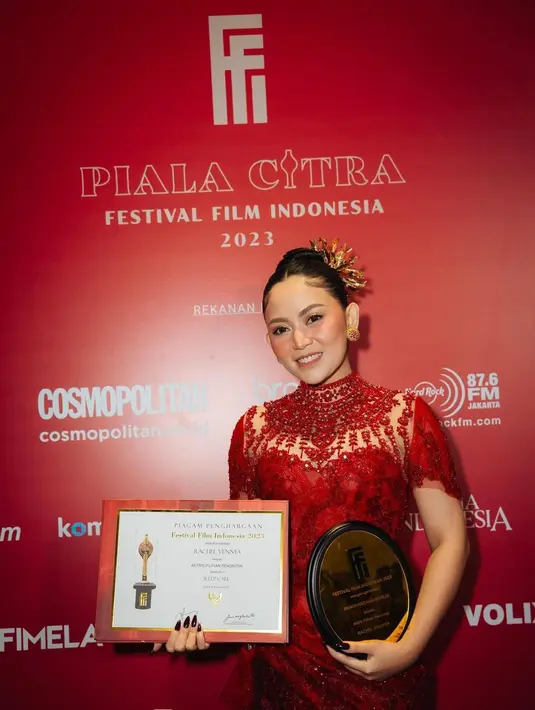 Saat di malam ajang penghargaan itu, Rachel Vennya tampil elegan dalam balutan kebaya berwarna merah dengan kerah turtleneck dari @byansoe. [@snap.nuel/@rachelvennya]