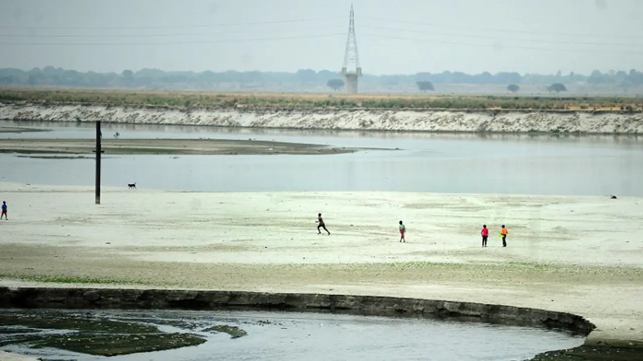 Gelombang Panas di India Ubah Sungai Jadi Lapangan
